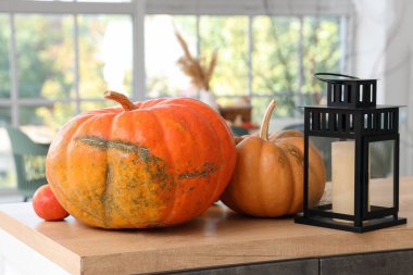 Mutfak tezgahında fenerli Cadılar Bayramı balkabakları, yakın plan.