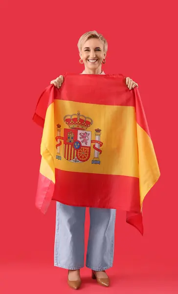 Felice Donna Matura Con Bandiera Della Spagna Sfondo Rosso — Foto Stock