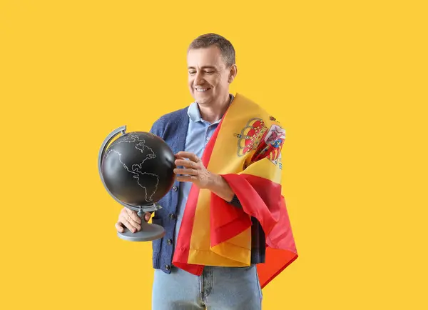 Homme Mûr Avec Globe Drapeau Espagne Sur Fond Jaune — Photo