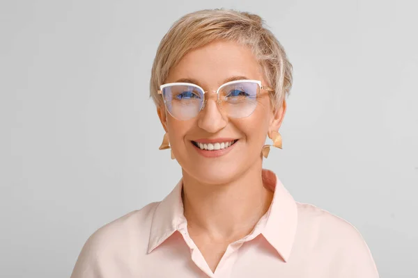 Starší Blondýny Žena Brýlích Světlém Pozadí Detailní Záběr — Stock fotografie