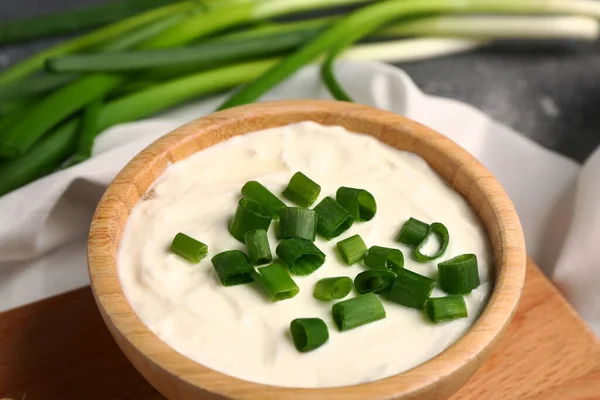 Board Bowl Tasty Sour Cream Sliced Green Onion Closeup — Stock Photo, Image
