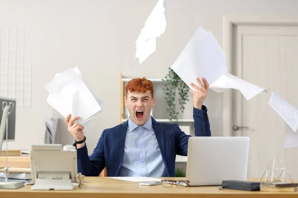 怒っている赤毛の実業家は オフィスのテーブルに紙を投げます — ストック写真