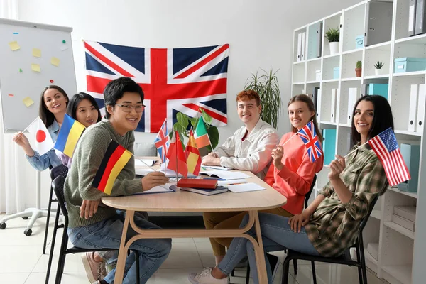 Giovani Studenti Con Bandiere Nella Scuola Lingue — Foto Stock