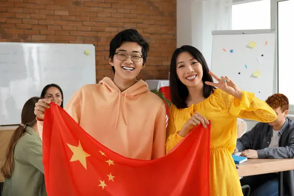 在语言学校 持有中国国旗的年轻亚洲学生 — 图库照片