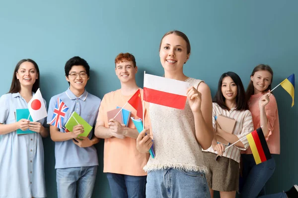 Junge Sprachschüler Mit Fahnen Auf Blauem Hintergrund — Stockfoto