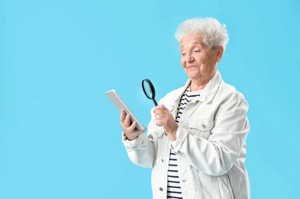 Senior Woman Magnifier Tablet Computer Blue Background — Stock Photo, Image