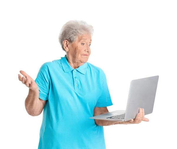 Mulher Idosa Confusa Usando Laptop Fundo Branco — Fotografia de Stock
