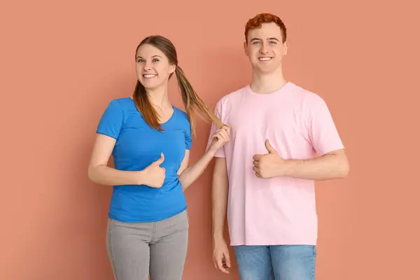 Młoda Para Shirtach Pokazuje Beżowym Tle — Zdjęcie stockowe