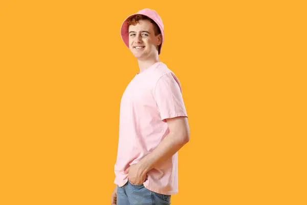 Sarı Arka Planda Tişörtlü Genç Adam — Stok fotoğraf