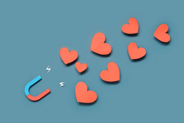 Магніт Паперовими Сердечками Блискавками Синьому Фоні Концепція Кохання — стокове фото