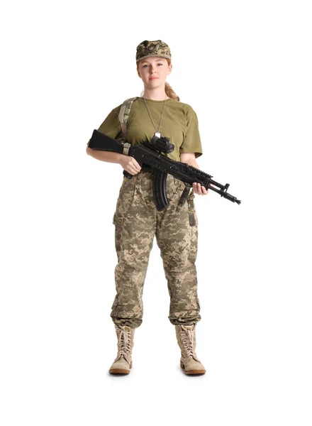 白で孤立した攻撃ライフルを持つ若い女性兵士 — ストック写真