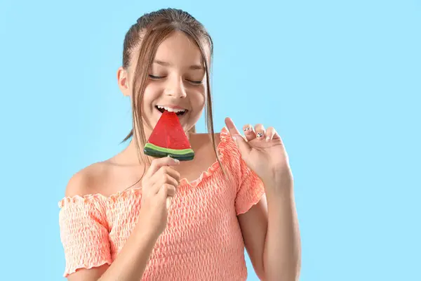 Glückliches Kleines Mädchen Isst Lutscher Form Einer Wassermelonenscheibe Auf Blauem — Stockfoto