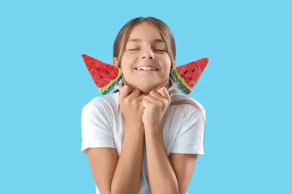 Glückliches Kleines Mädchen Mit Lutschern Form Von Wassermelonenscheiben Auf Blauem — Stockfoto