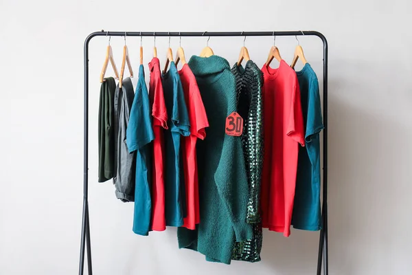 ライトウォールの近くのさまざまな服とラック ブラックフライデーセール — ストック写真