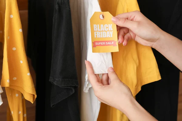 Mãos Femininas Com Etiqueta Venda Camisetas Close Sexta Feira Negra — Fotografia de Stock