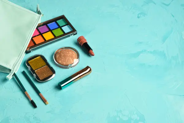 Tasche Mit Dekorativen Kosmetikprodukten Auf Blauem Grunge Hintergrund — Stockfoto