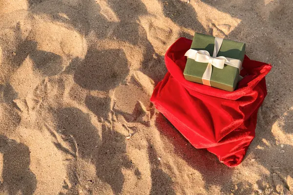 Borsa Santa Rossa Con Confezione Regalo Sabbia Natale Concetto Vacanza — Foto Stock