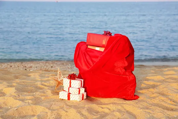 Deniz Sahilinde Farklı Hediye Kutularının Olduğu Noel Baba Çantası Noel — Stok fotoğraf