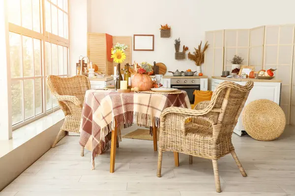 Interieur Van Lichte Keuken Met Eettafel Pompoenen — Stockfoto