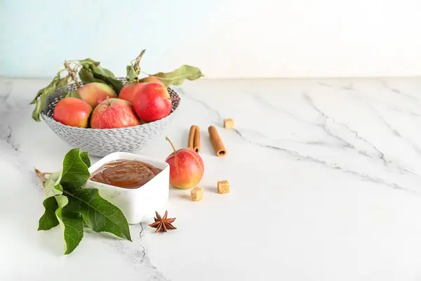 Schüssel Mit Süßer Apfelmarmelade Frischem Obst Und Gewürzen Auf Hellem — Stockfoto