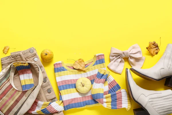 Samenstelling Met Stijlvolle Vrouwelijke Kleding Schoenen Accessoires Herfstbladeren Gele Achtergrond — Stockfoto