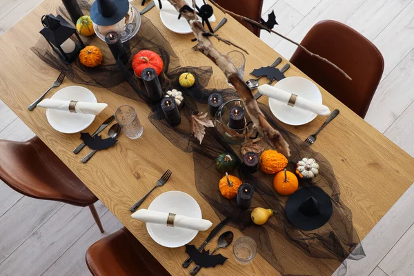 ハロウィーンのパーティーのためのカボチャ ろうそくおよび折られたナプキンとのお祝いのテーブルの設定 — ストック写真