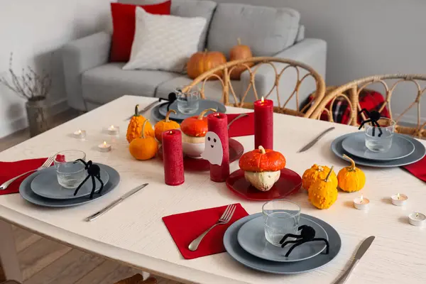 Feestelijke Tafelschikking Met Spinnen Brandende Kaarsen Pompoenen Voor Halloween Thuis — Stockfoto