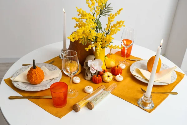 ハロウィーンの装飾 ろうそくや花を燃やすお祝いのテーブルの設定 — ストック写真