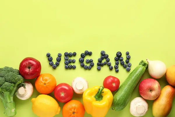 Palabra Vegan Hecha Arándanos Con Diferentes Frutas Verduras Sobre Fondo — Foto de Stock