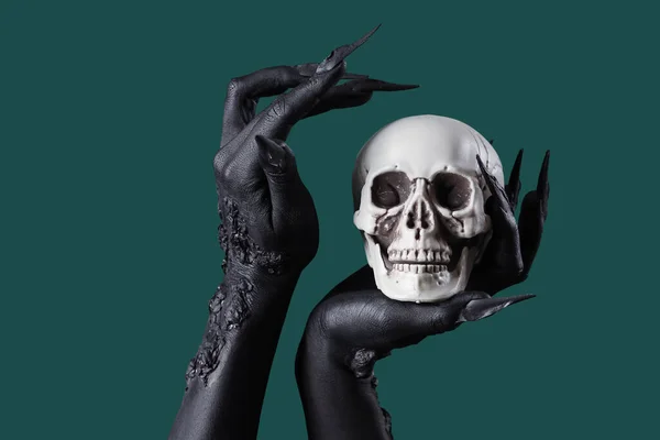 Черные Руки Ведьмы Черепом Зеленом Фоне Праздник Хэллоуина — стоковое фото