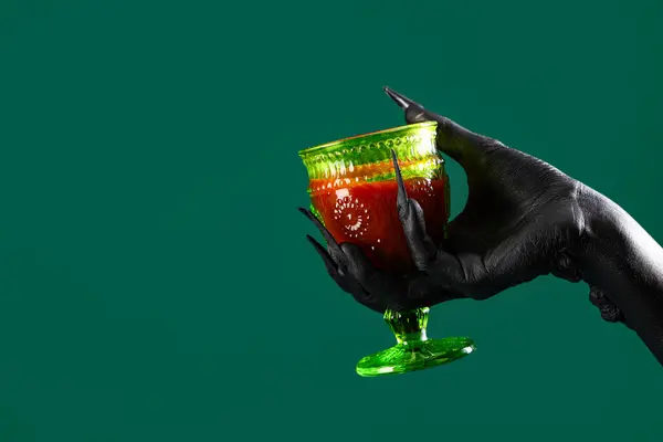 Черная Рука Ведьмы Кровью Стекле Зеленом Фоне Праздник Хэллоуина — стоковое фото