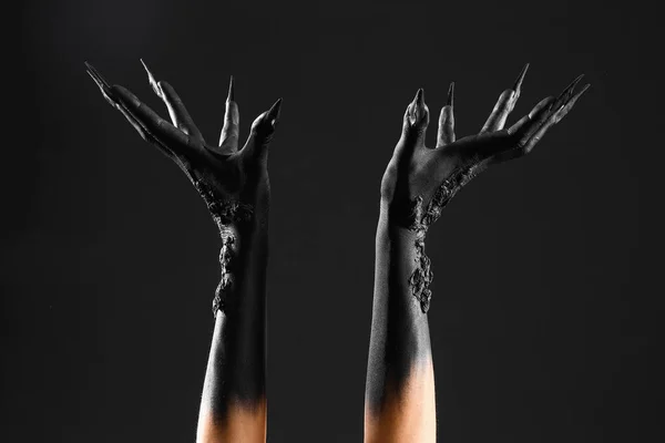 Mãos Bruxa Com Garras Fundo Preto Celebração Halloween — Fotografia de Stock
