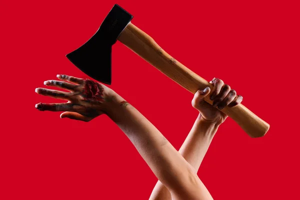 Zombie Ręce Siekierą Czerwonym Tle Święto Halloween — Zdjęcie stockowe