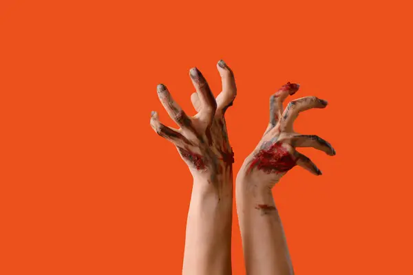 ゾンビはオレンジ色の背景に手を伸ばしています ハロウィーンのお祝い — ストック写真