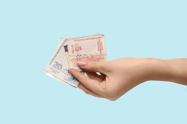 Weibliche Hand Hält Bulgarische Lew Banknoten Auf Blauem Hintergrund — Stockfoto