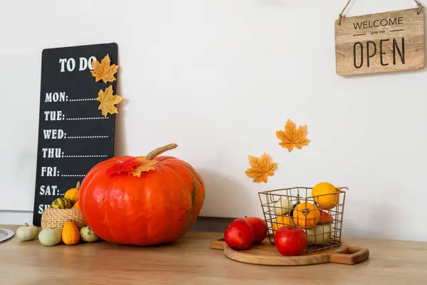 Küchentisch Mit Halloween Kürbissen Festküche — Stockfoto