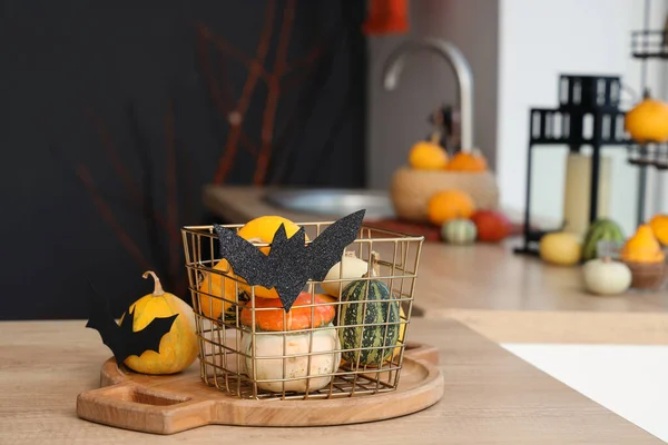 Korb Mit Halloween Kürbissen Und Papierfledermäusen Auf Dem Küchentisch Nahaufnahme — Stockfoto