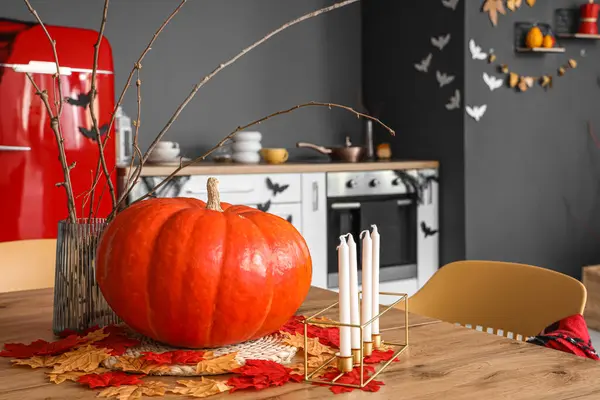 Halloween Kürbis Herbstblätter Und Kerzen Auf Holztisch Festküche Nahaufnahme — Stockfoto