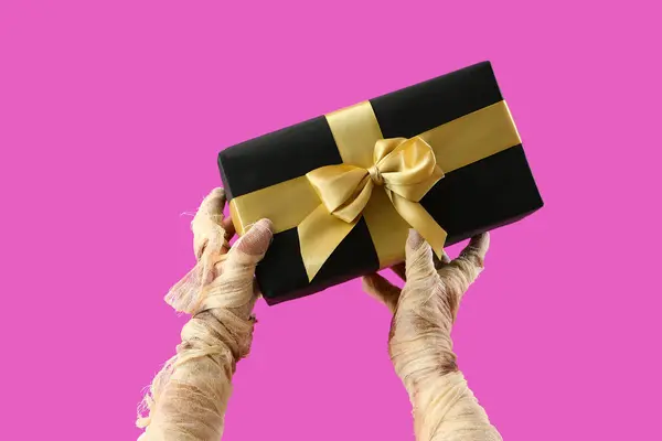 Mumienhände Mit Geschenkbox Auf Rosa Hintergrund Halloween Feier — Stockfoto