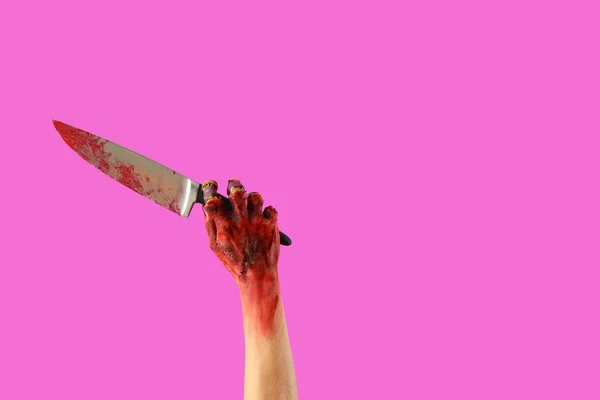ピンクのバックグラウンドに血塗られたナイフでゾンビの手 ハロウィーンのお祝い — ストック写真