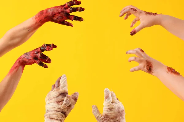 Zombie Και Μαμά Χέρια Στο Κίτρινο Φόντο Απόκριες Γιορτή — Φωτογραφία Αρχείου