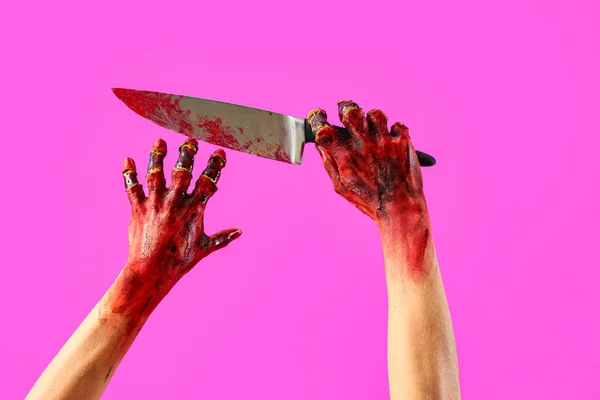 Mãos Zumbi Com Faca Manchada Sangue Fundo Rosa Celebração Halloween — Fotografia de Stock