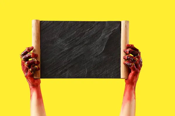 Zombie Χέρια Κρατώντας Κενό Chalkboard Κίτρινο Φόντο Απόκριες Γιορτή — Φωτογραφία Αρχείου