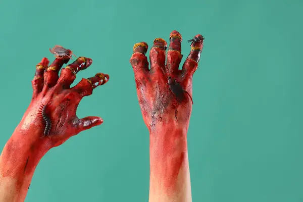 Manos Zombi Manchadas Sangre Sobre Fondo Verde Halloween Celebración — Foto de Stock