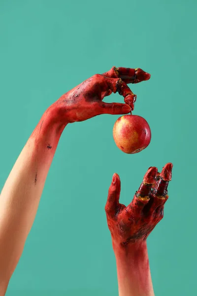 Αιματηρά Χέρια Ζόμπι Μήλο Πράσινο Φόντο Απόκριες Γιορτή — Φωτογραφία Αρχείου