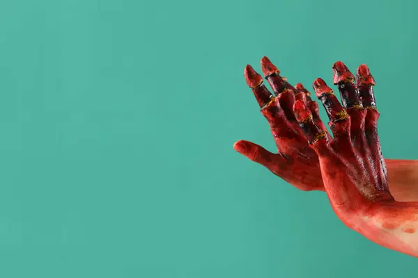 Mãos Zombie Manchadas Sangue Fundo Verde Celebração Halloween — Fotografia de Stock