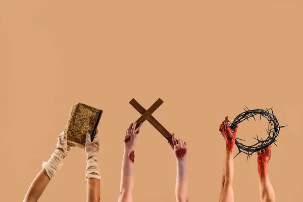 Zombie Ruce Drží Starou Knihu Dřevěný Kříž Trnovou Korunu Béžovém — Stock fotografie