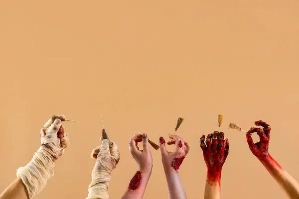 Zombie Και Χέρια Μούμια Μικροσκοπικές Σκούπες Μπεζ Φόντο Απόκριες Γιορτή — Φωτογραφία Αρχείου