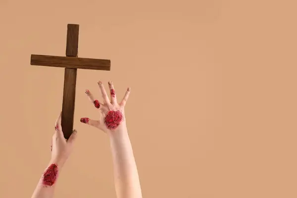 Zombie Ruce Dřevěným Křížem Béžovém Pozadí Halloween Oslava — Stock fotografie