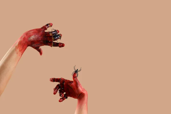 ベージュのバックグラウンドでクモと血塗られたゾンビの手 ハロウィーンのお祝い — ストック写真